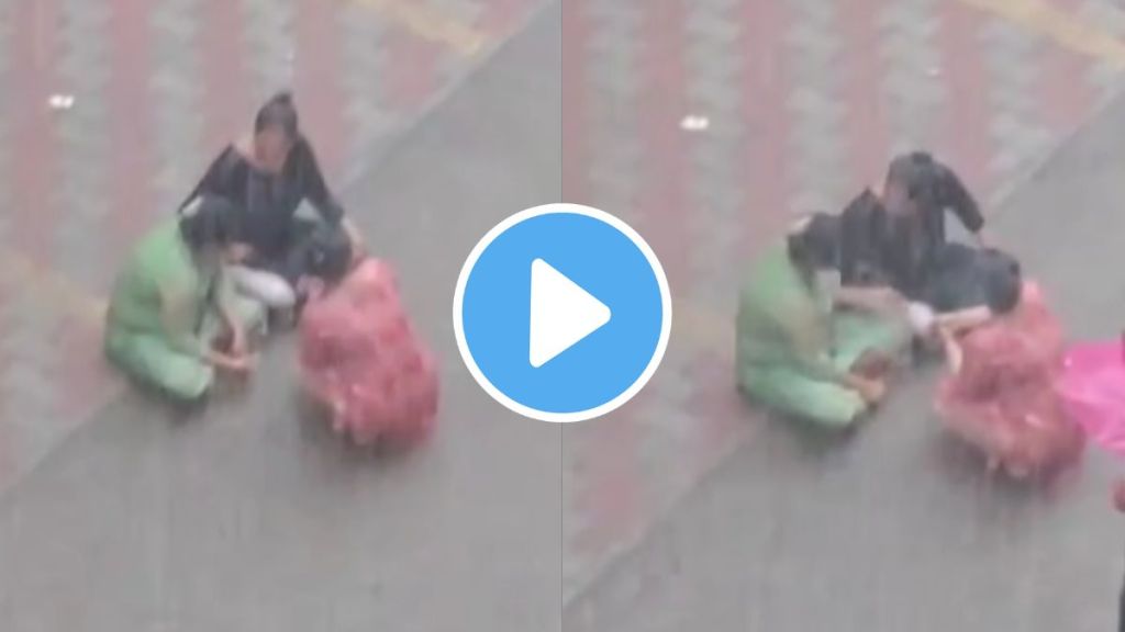 women are seating and chat on the street in heavy rain netizens said what topic they are discussing