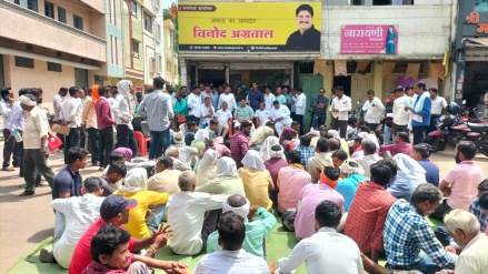 angry farmers protest MLA's house non-payment paddy gondia