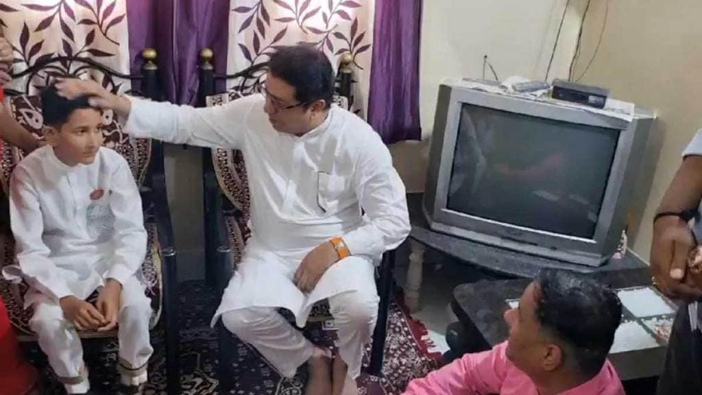 mns chief raj thackeray meet auto driver sick son in pune