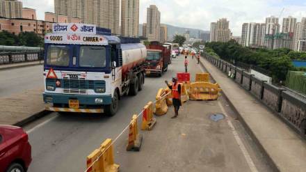 thane traffic police decision to banned heavy vehicle from saket creek bridge zws