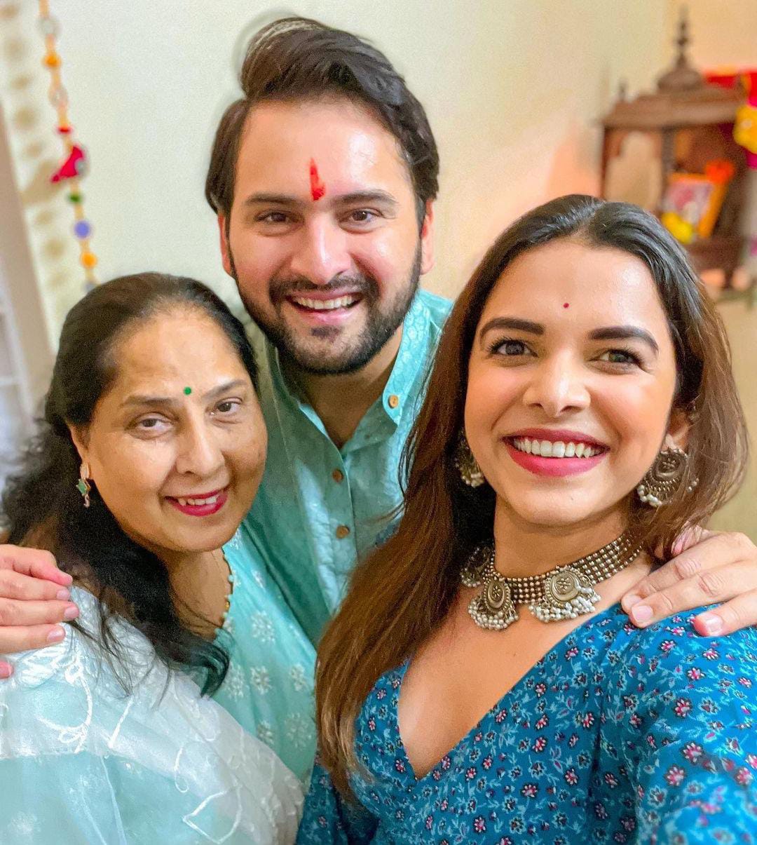 siddharth chandekar mother get married