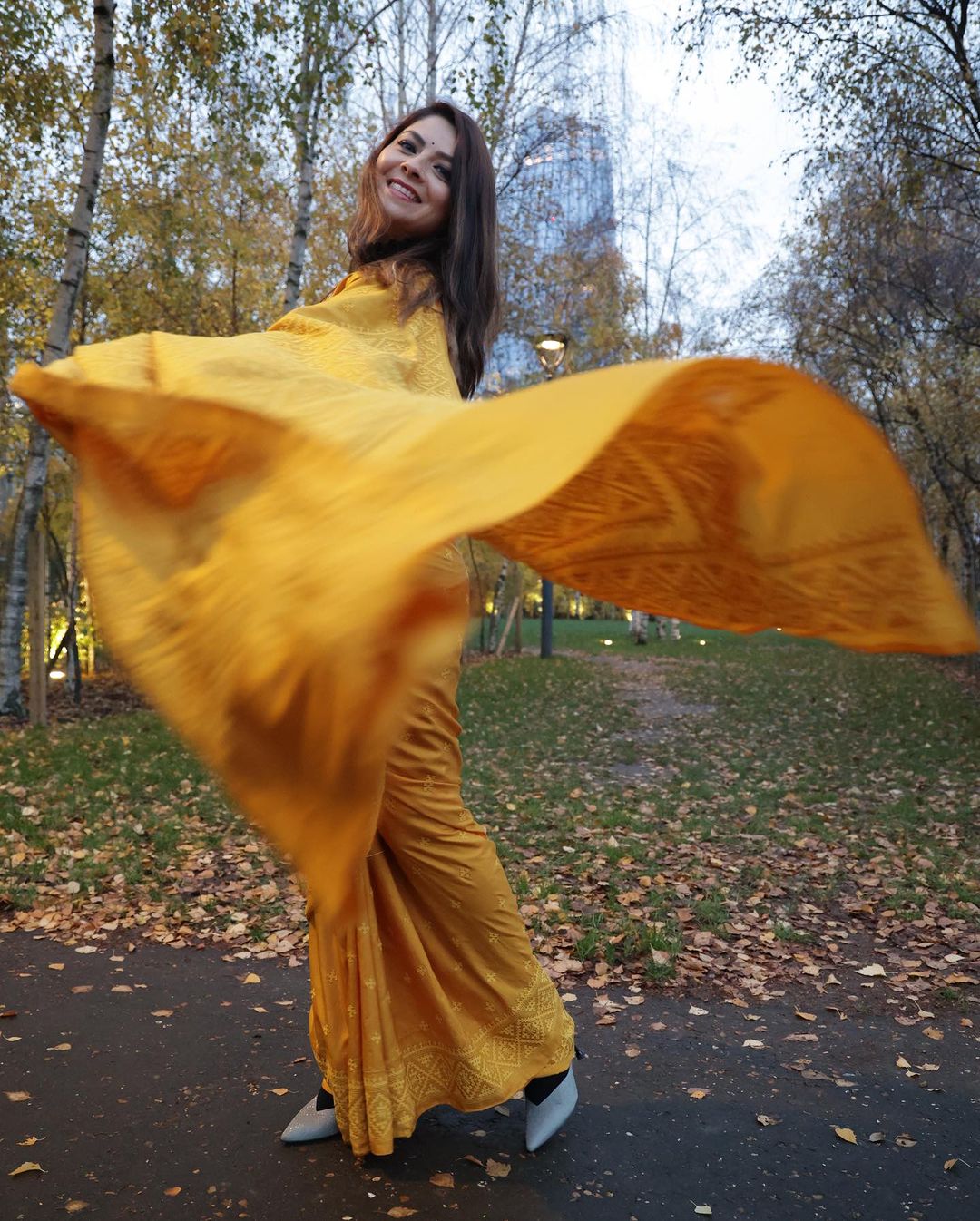 sonalee-kulkarni-in-yellow-saree-black-crop-top