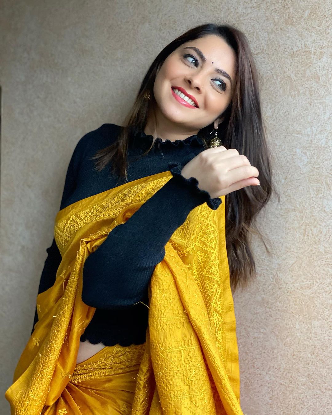 sonalee-kulkarni-in-yellow-saree-black-crop-top