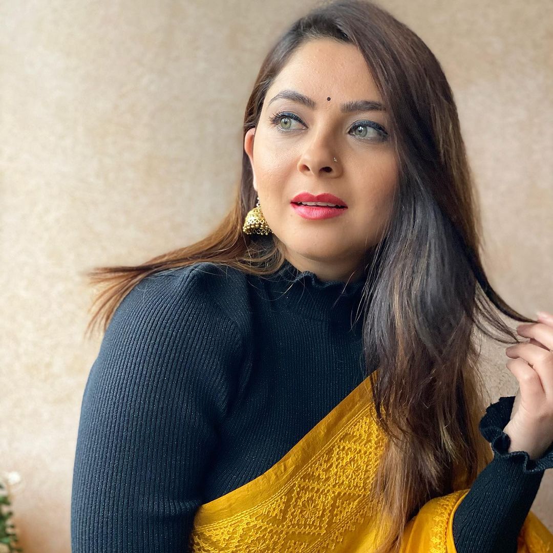 sonalee-kulkarni-in-yellow-saree-black-crop-top