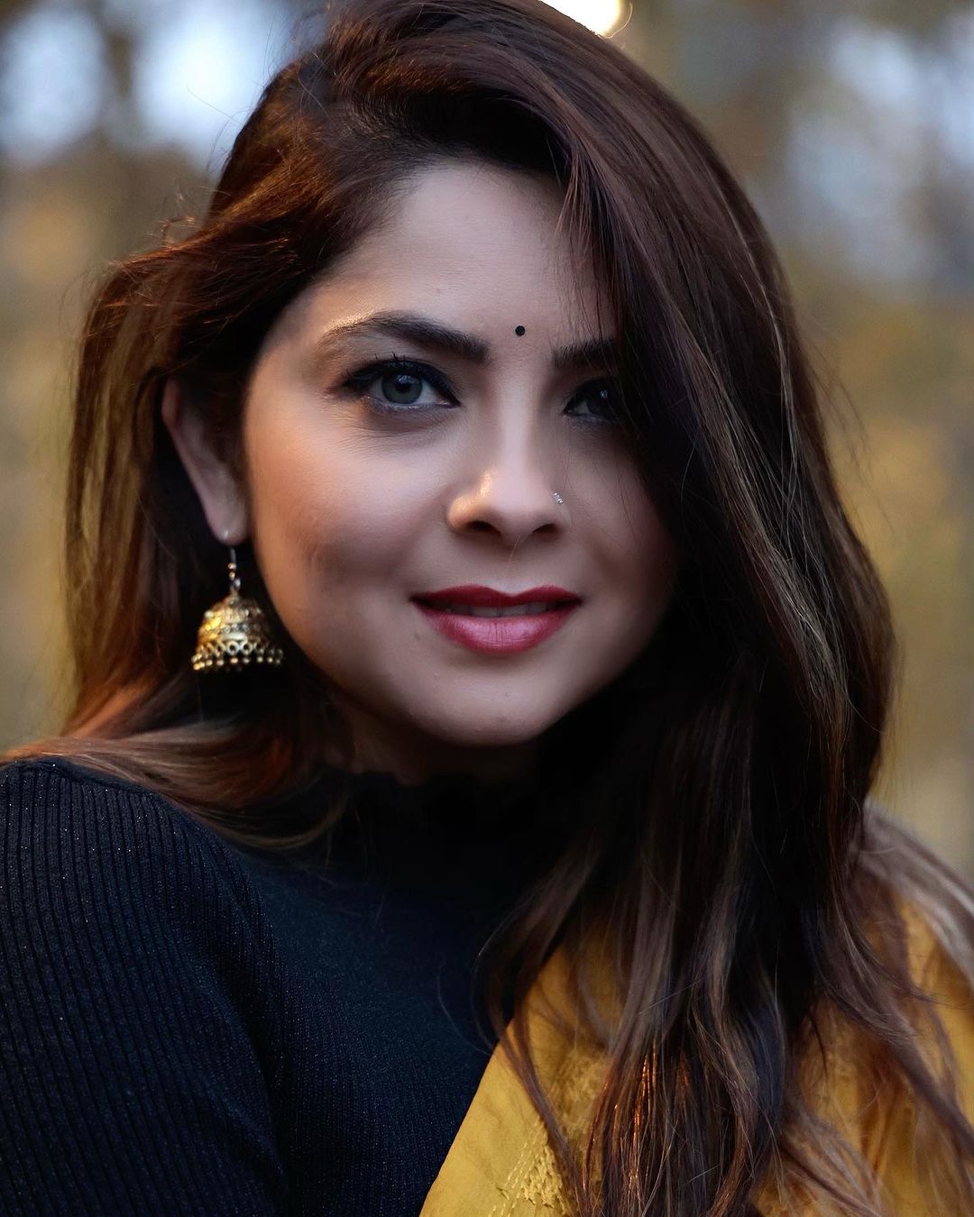 sonalee-kulkarni-in-yellow-saree-black-crop-top