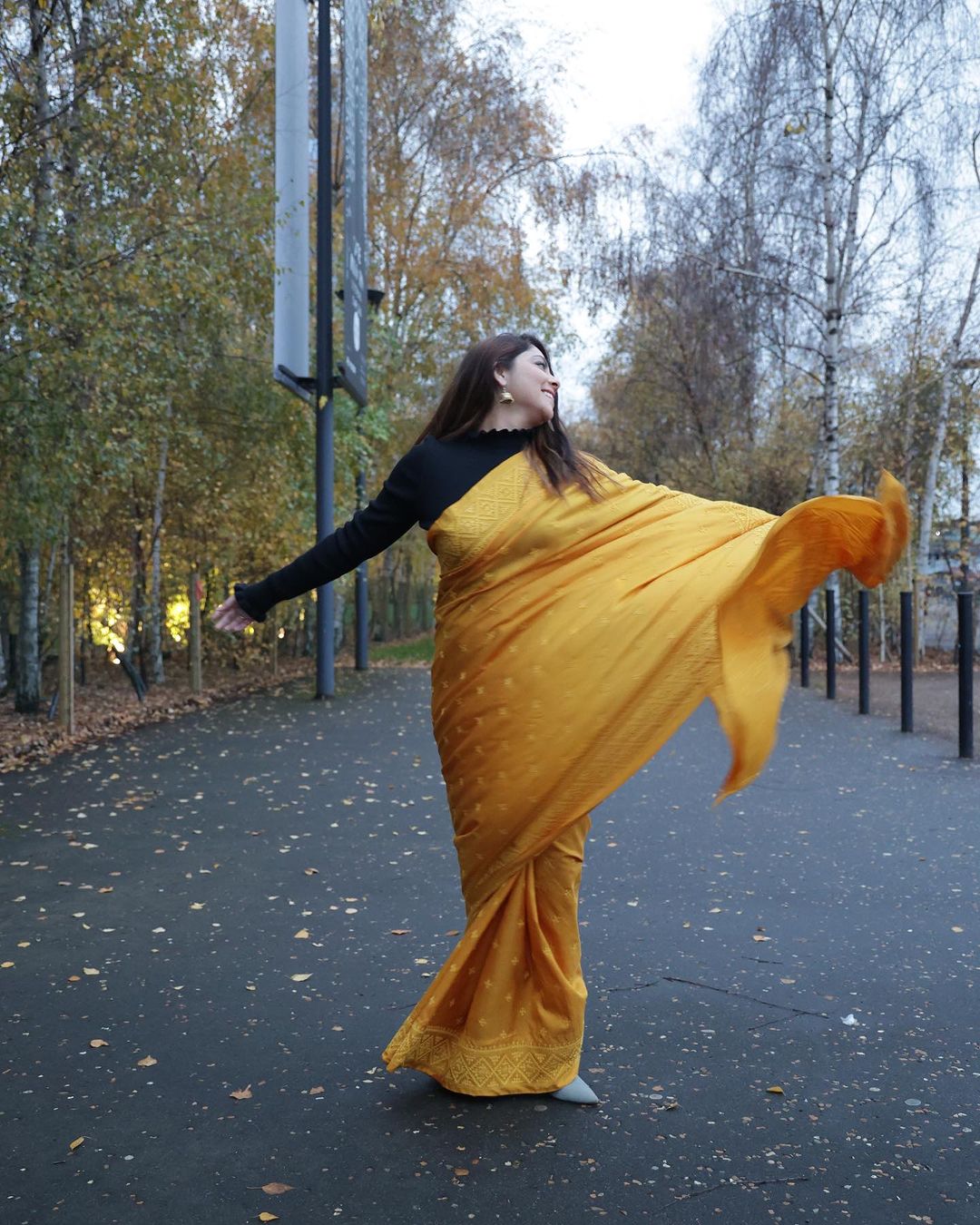 sonalee-kulkarni-in-yellow-saree-black-crop-top