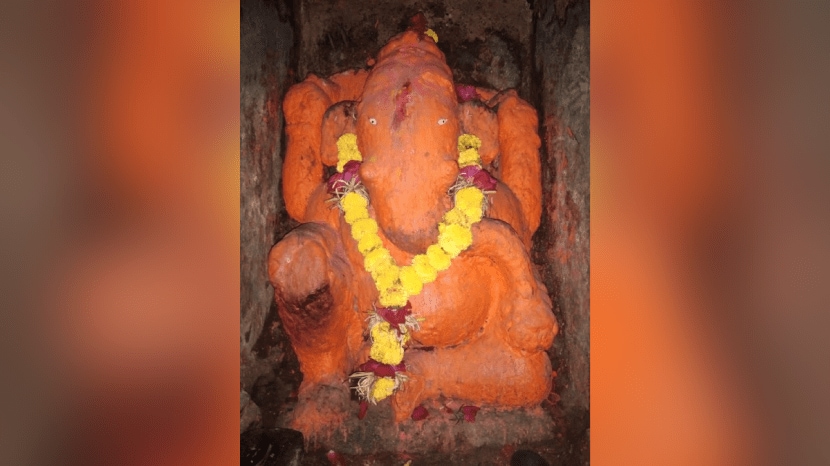 मुल्हेर माचीवरील तलावाला खेटून उभे असलेले गणेश मंदिर अप्रतिम. मंदिरात शिलालेख, विविध शिल्पाकृती आहेत. गाभाऱ्यात शंकर आणि समोर भिंतीत गणेश विराजमान झालेला आहे.