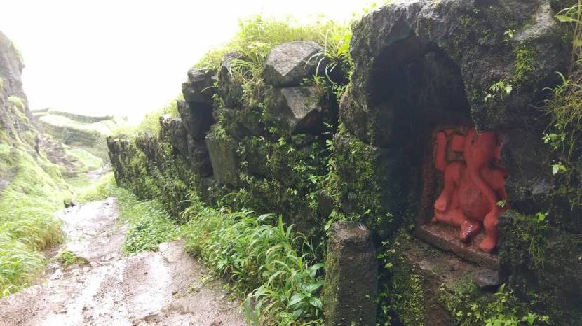 सुवेळा माची आणि तिची बांधणी तर अप्रतिमच. या माचीवरुन सूर्यादय बघत किल्ल्याचे, सह्याद्रीचे रुप डोळ्यात टिपत रहाणे हा एक अविस्मरणीय अनुभव असतो.