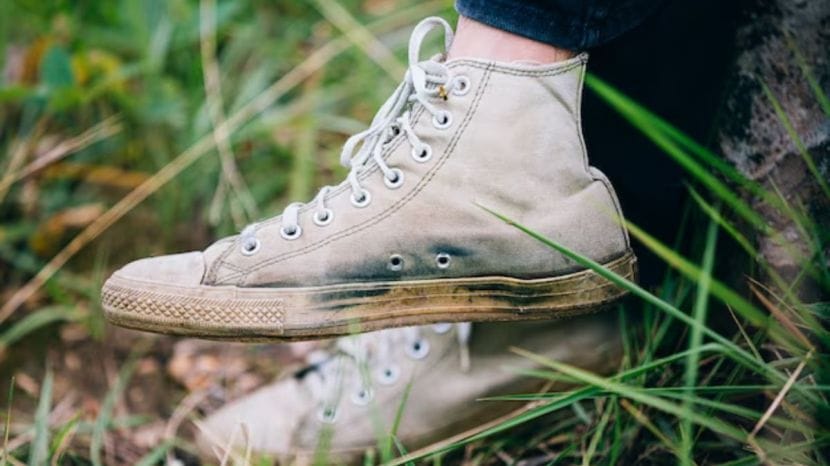 how to clean white shoes