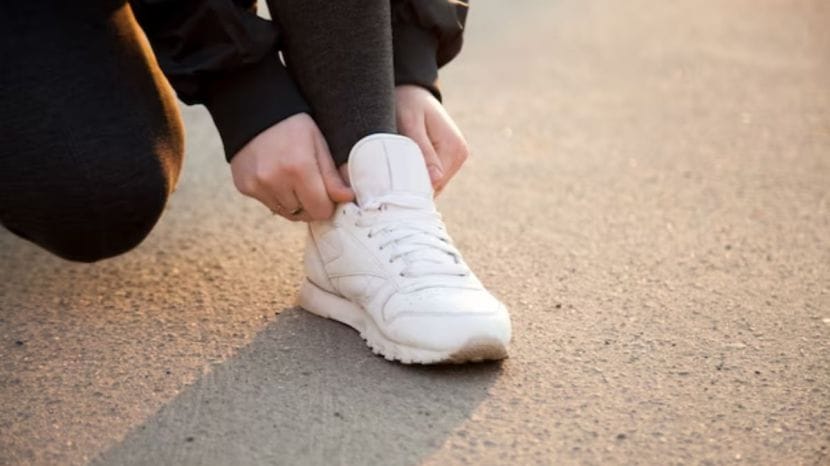 how to clean white shoes