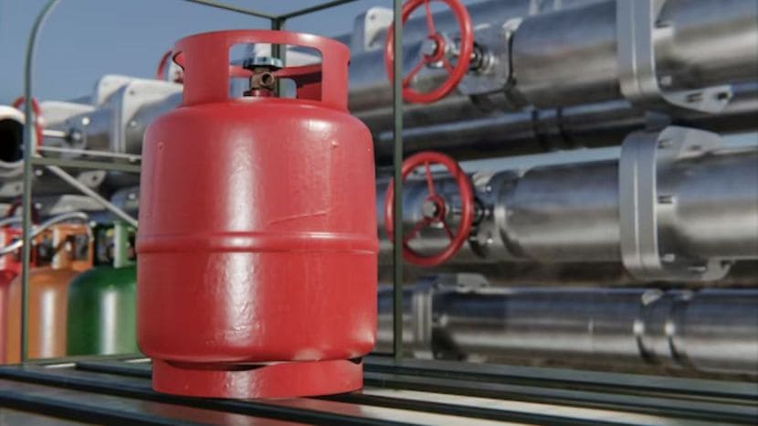 सिलेंडरमध्ये एलपीजी (LPG) असते. या गॅसमध्ये काही प्रमाणात लिक्विडसुद्धा असते. (Photo : Freepik)