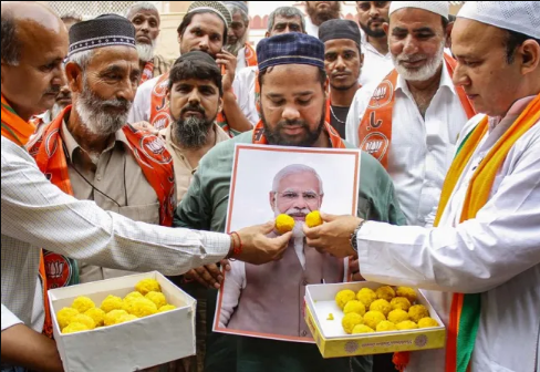 गुरुग्राममधील जामा मशीद सदर बाजार येथे भाजपच्या सदस्यांनी समुदायातील लोकांबरोबर पंतप्रधान नरेंद्र मोदी यांचा वाढदिवस मुस्लिम साजरा केला. (पीटीआय फोटो)