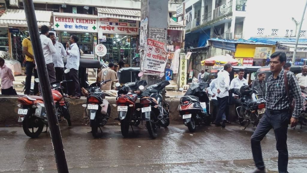 Illegal parking of two wheelers