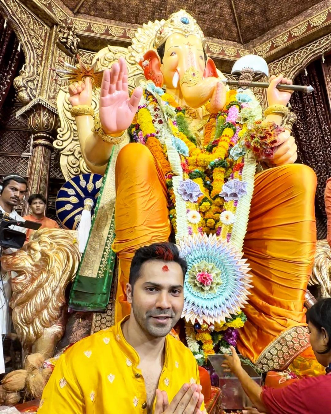 Lalbaugcha Raja 2023 Celebrity Visit Photos