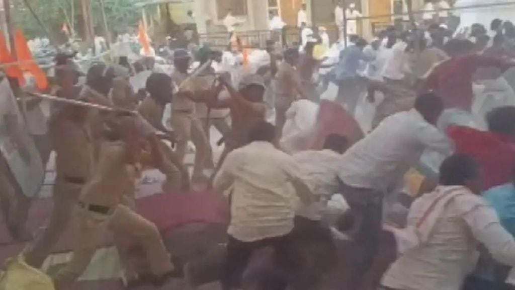 Lathi Charge in Maratha Arakshan Andolan