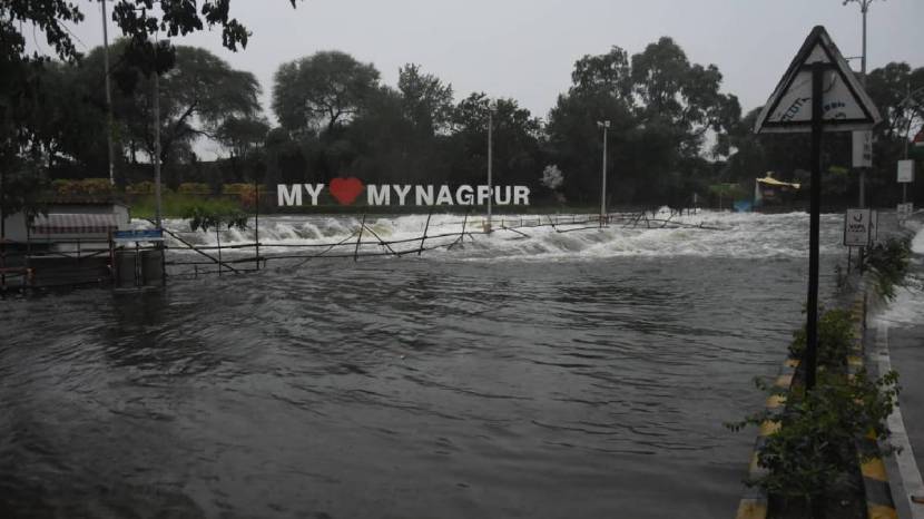 रात्रभर झालेल्या मुसळधार पावसामुळे नागपूरचा अंबाझरी तलाव ओव्हरफ्लो झाला असून परिसरातील वस्त्यांमध्ये पाणी शिरले.