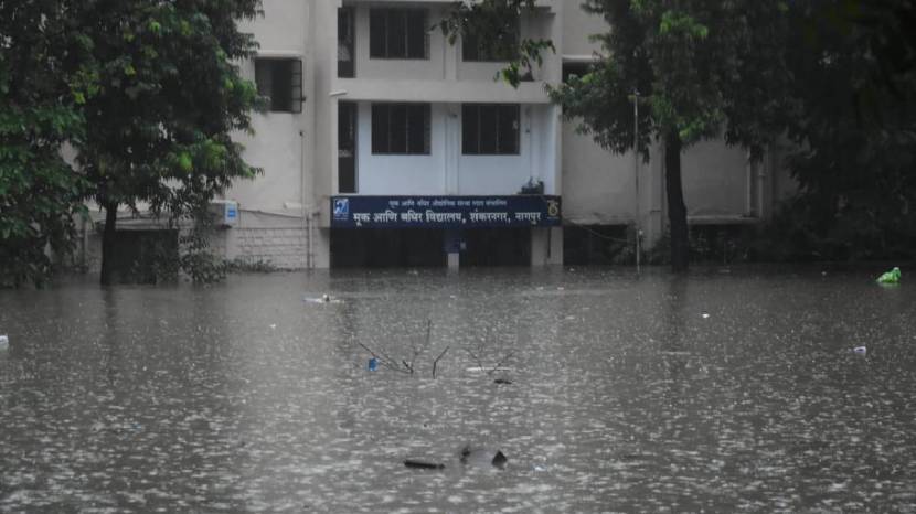 याच वस्तीत अंधाची शाळा आहे.तेथे पाणी शिरले. मुलांना पहिल्या माळ्यावर हलवण्यात आले.