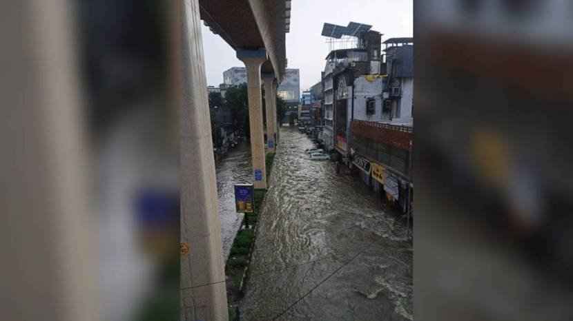 नागपुरातील सिताबर्डी परिसर व रस्ते आणि पाण्यात बुडालेला मोरभवन बस स्थानक व त्यामधील बसेस आणि बसेसमध्ये अडकलेली माणसे.