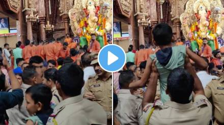 A police officer made easy way for children to see lalbaugcha raja