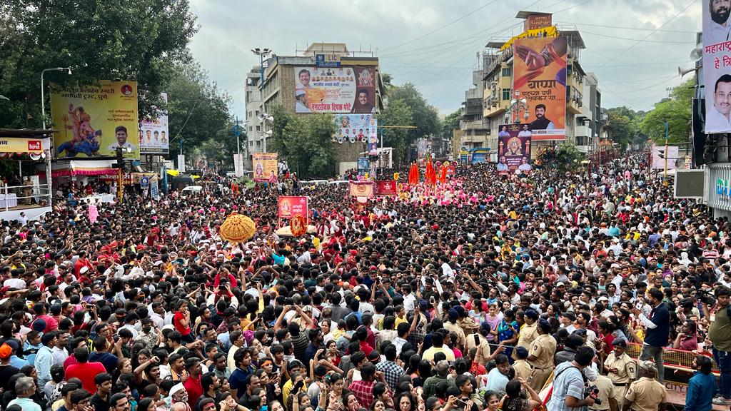 मानाचा दुसरा तांबडी जोगेश्वरी गणपतीची मिरवणूक सकाळी ११ वाजता सुरू झाली, तर सायंकाळी ५:१० वाजता विसर्जन झाले