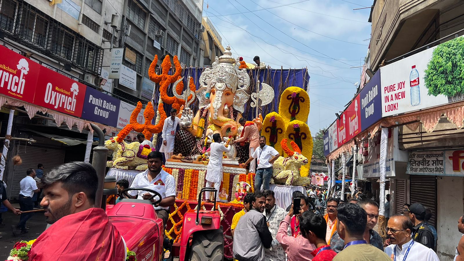 पालकमंत्री चंद्रकांत पाटील आणि विधान परिषदेच्या उपसभापती निलमताई गोऱ्हे यांच्या हस्ते पुजा करून मिरवणुकीला सुरुवात झाली.