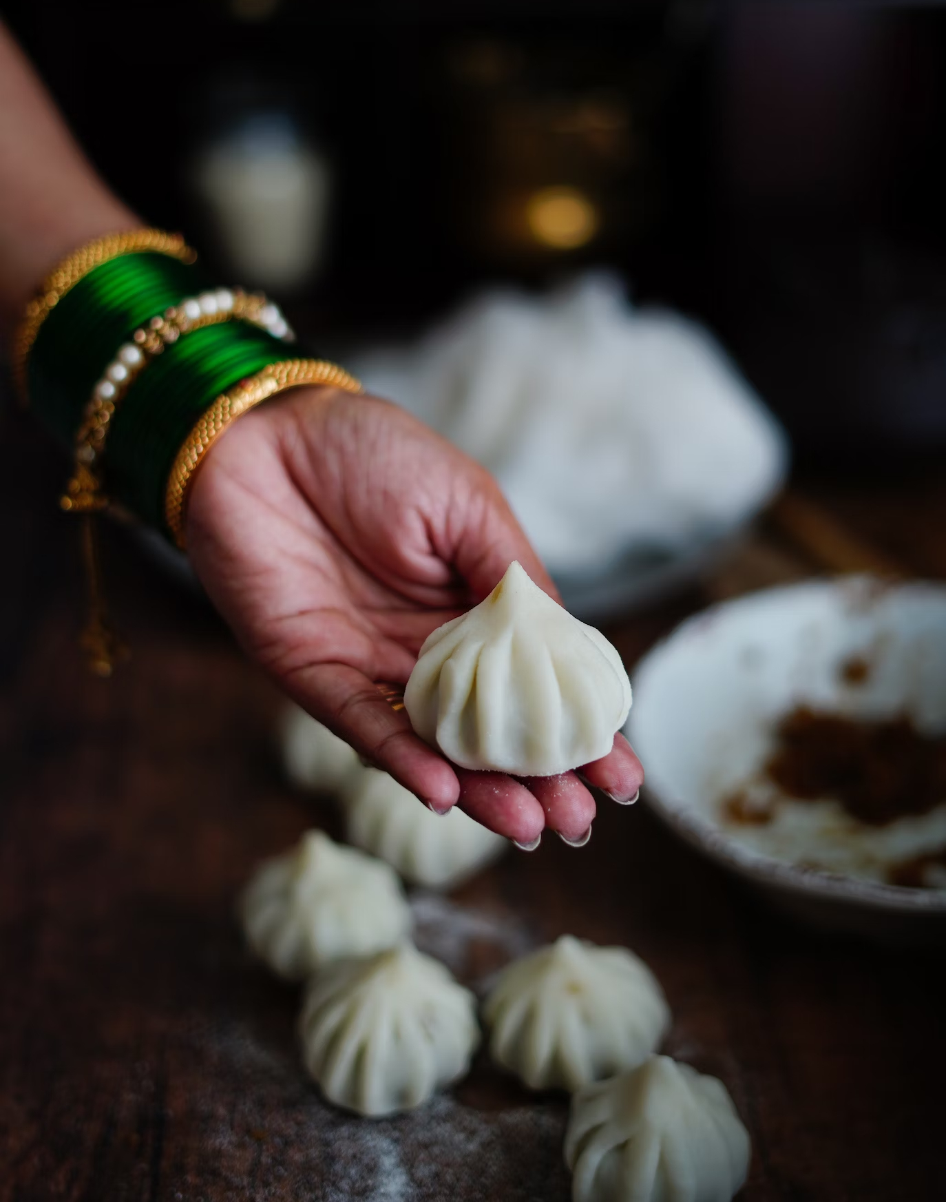 पंचा ओला करून तयार झालेली उकड गरम असतानाच मळून घ्या. (Photo: Unsplash)