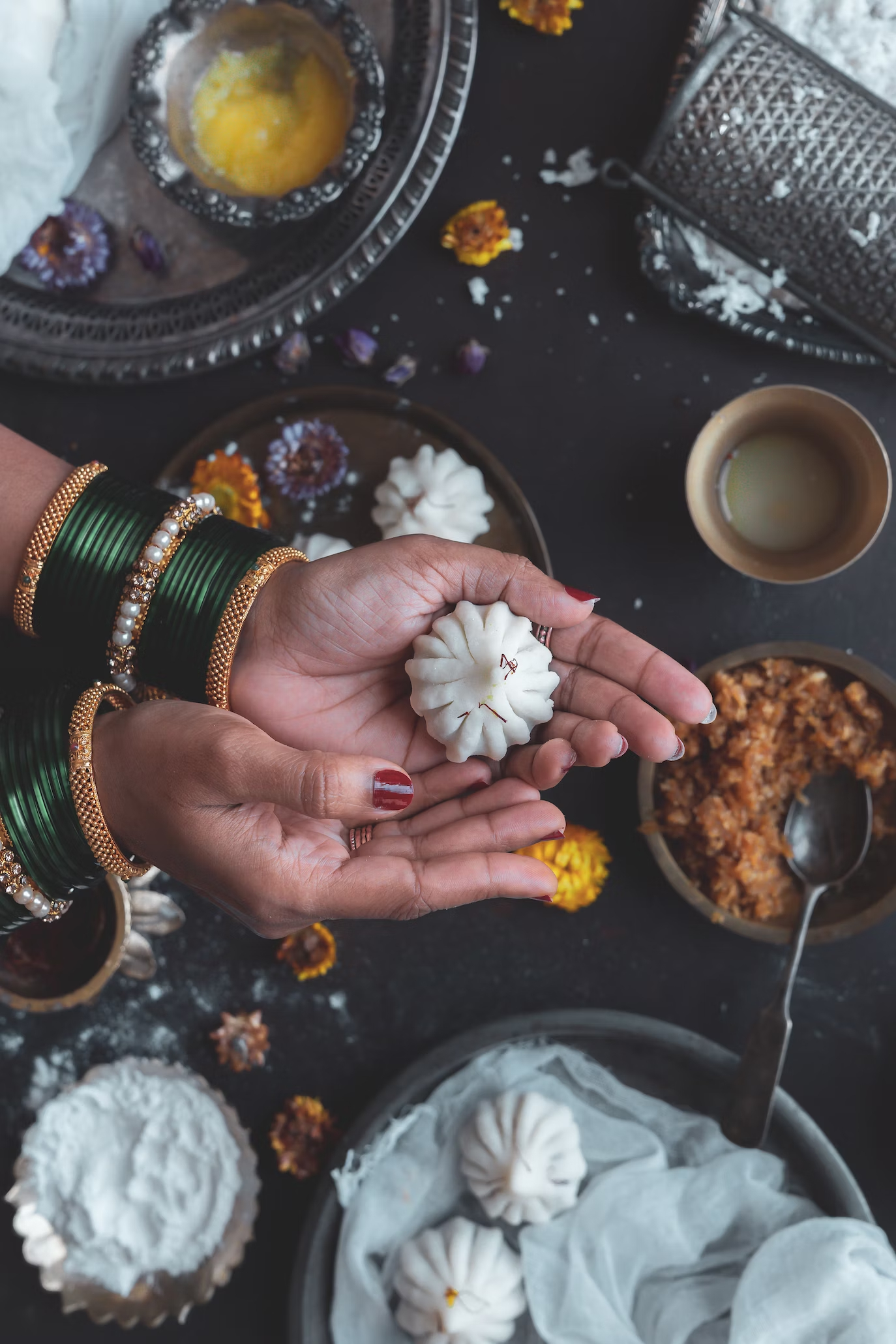 तयार झालेल्या उकडीची पारी करून त्यात सारण भरा आणि मोदकाचा आकार द्या. (Photo: Unsplash)