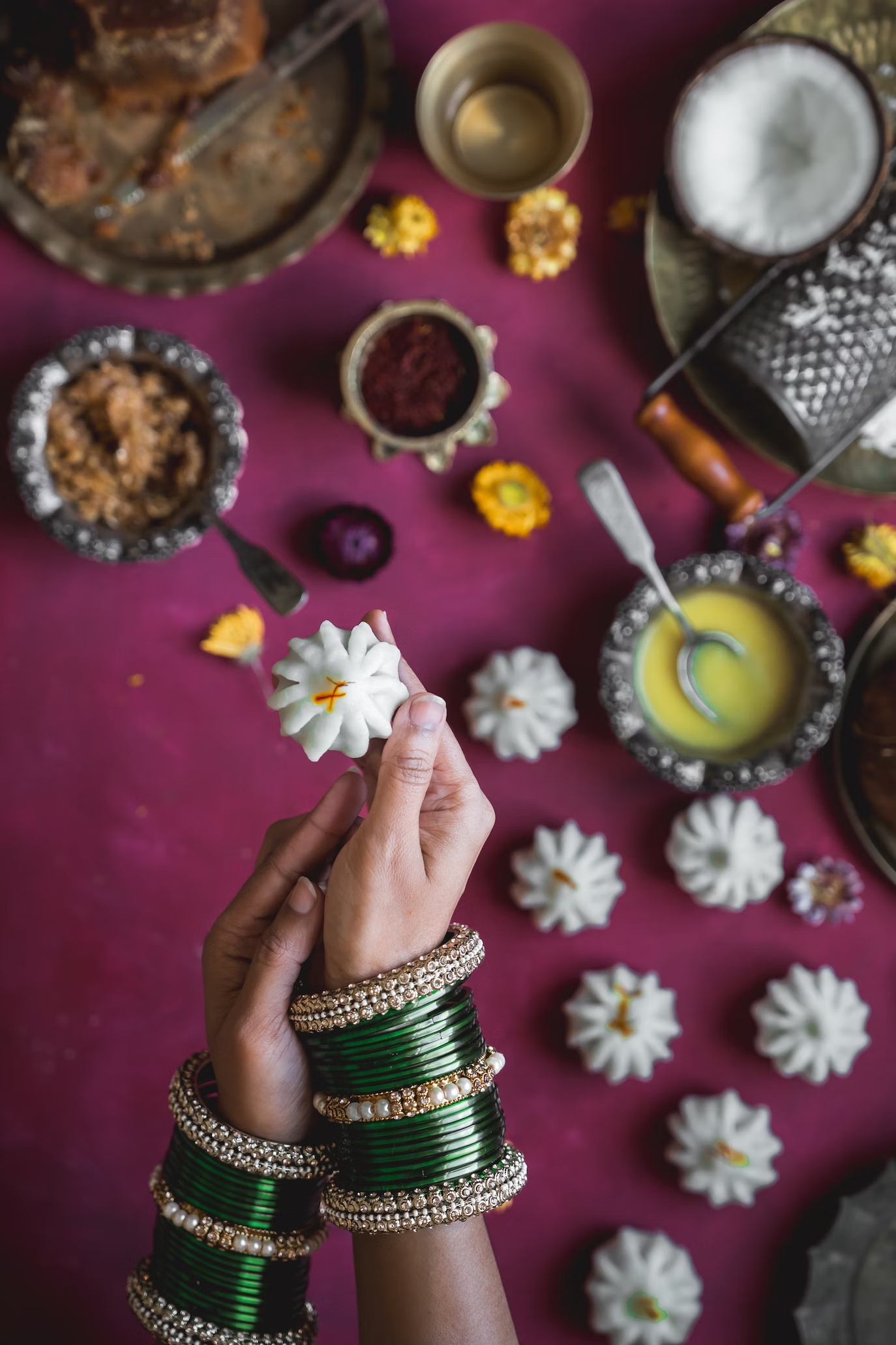 मोदकपात्रात १५ मिनिटे वाफवून घ्या. (Photo: Unsplash)