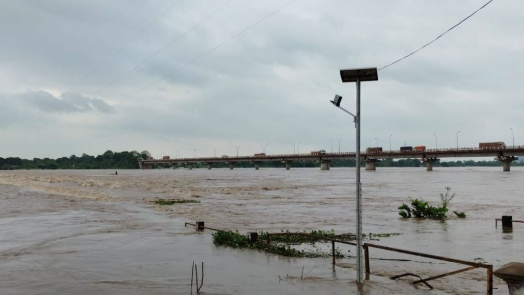 Wainganga river crosses danger level