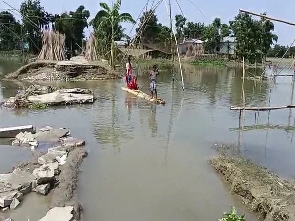 कारण पुरामुळे लोकांचे जीवन धोक्यात आले असून, चार लाखांहून अधिक लोक प्रभावित झाले आहेत.