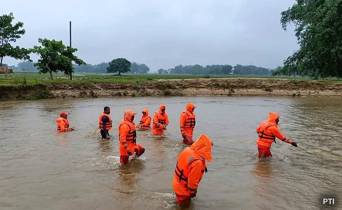 ईशान्येकडील आसाम राज्यात पुराचा कहर अजूनही कायम आहे. या आपत्तीत आतापर्यंत १८ जणांचा मृत्यू झाला आहे. (प्रतिमा: PTI)