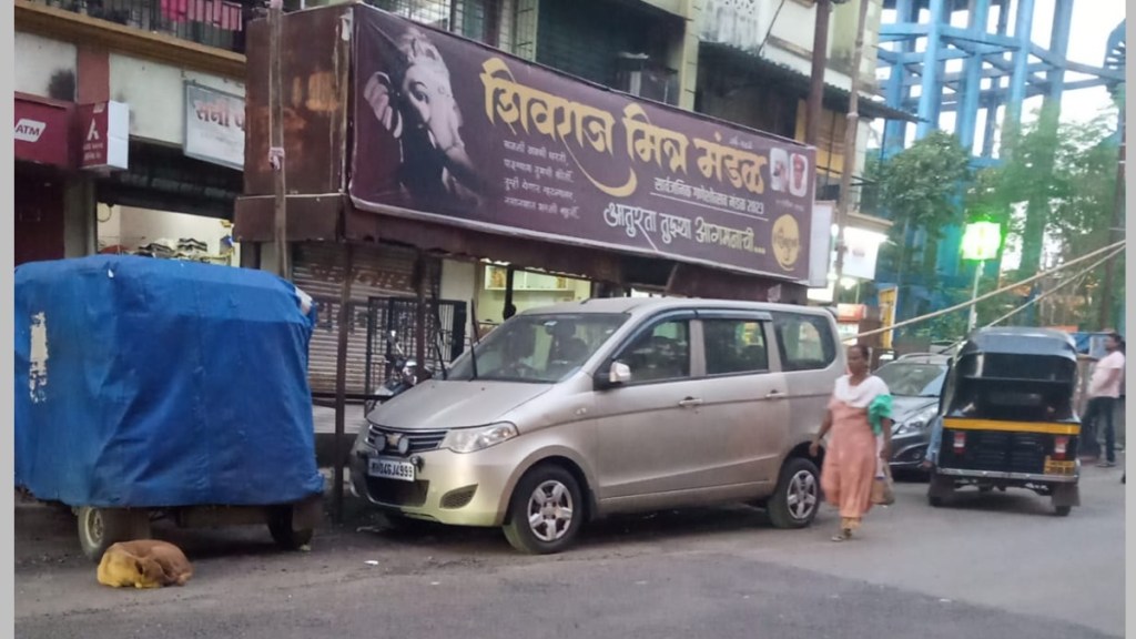 KDMT Bus Stop, kalyan dombivli bus stops, private vehicles parked at bus stop in kalyan dombivli