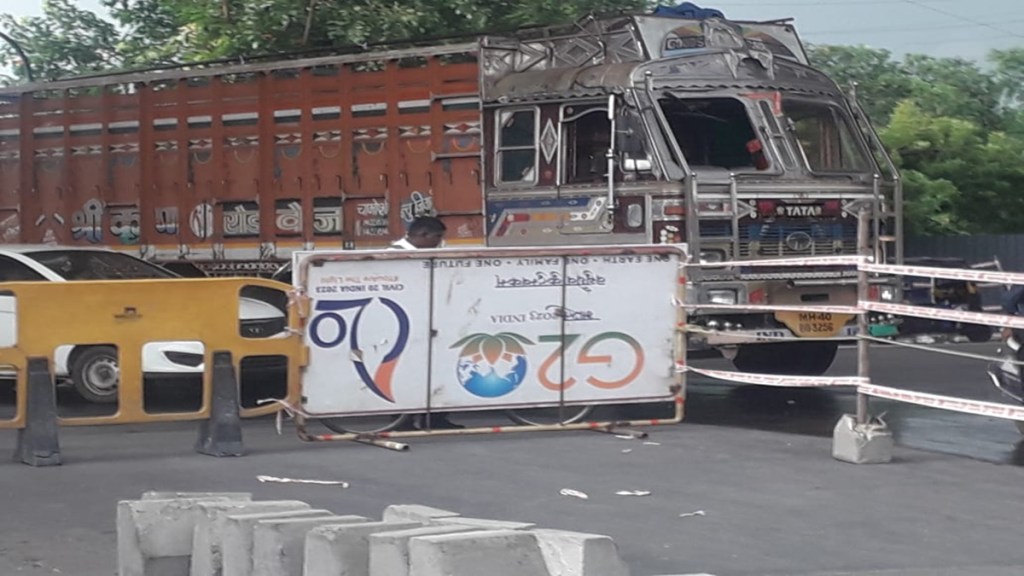 g 20 hoarding used as barricade for road construction