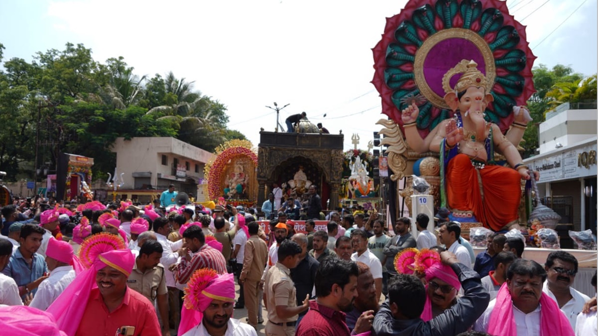 जळगावात विसर्जन मिरवणुकांना जल्लोषात प्रारंभ, रांगेतील वादातून हाणामारी 