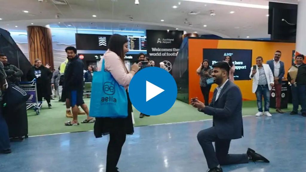 A a boyfriend proposed to his girlfriend at the airport in a filmy style The video is going viral on social media