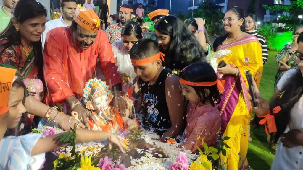 immersion of ganpati idols at panvel municipal commissioner residence zws 70