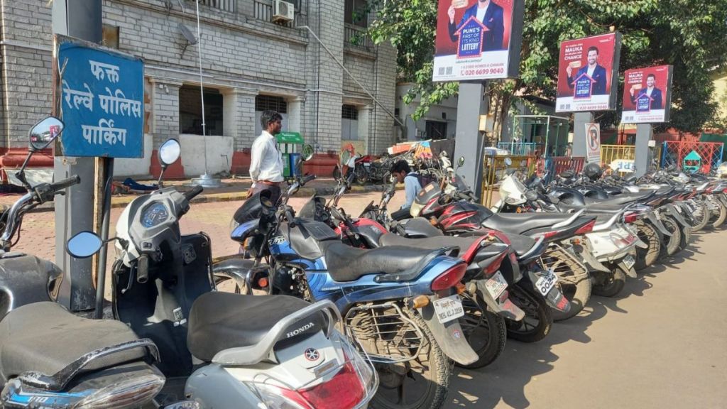 illegal parking at Pune railway station