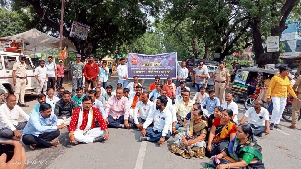 Maratha Kranti Morcha Protesters raised slogans against Devendra Fadnavis Akola Nanded highway