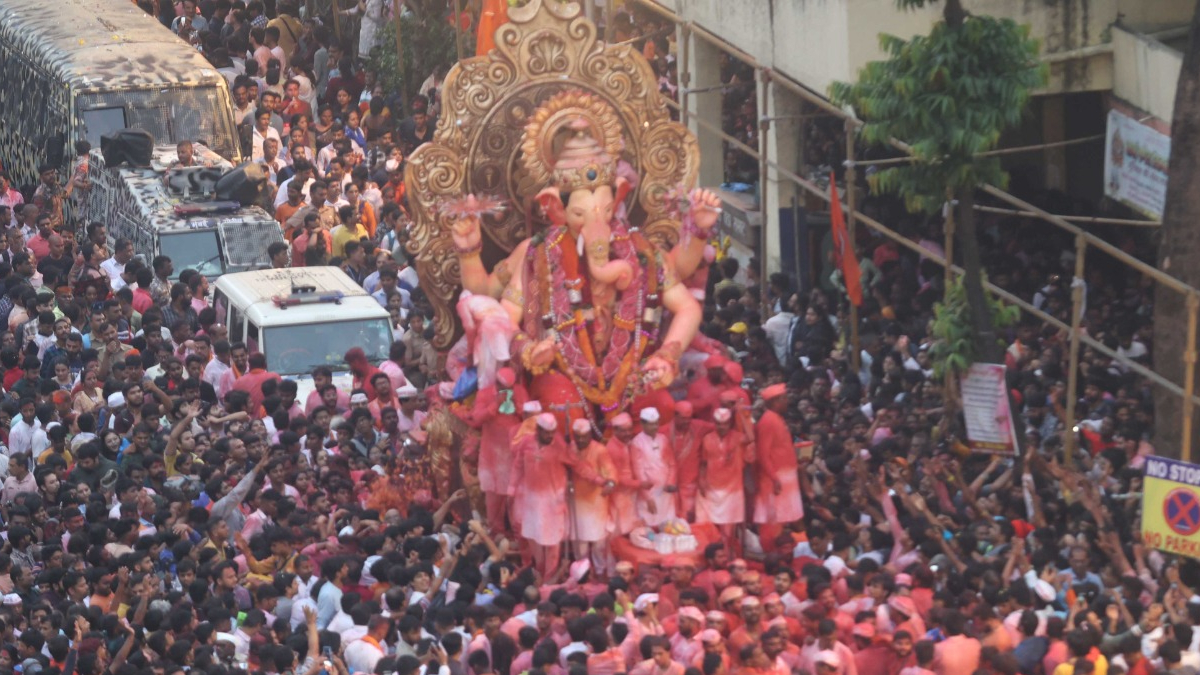 पुण्यातील मानाचे 5 गणपती; दर्शनासाठी राज्यभरातून भक्तांची मोठी गर्दी