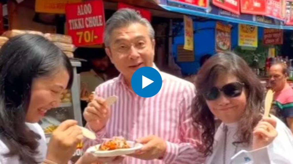 Video of Hiroshi Suzuki, the Japanese Ambassador to India enjoys aloo tikki in Delhi's Sarojini Nagar