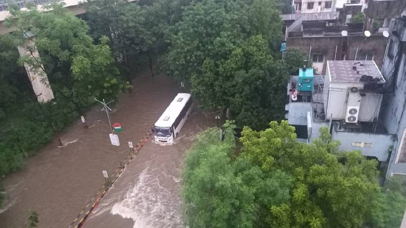 या सर्व परिस्थितीवर लक्ष ठेवून असल्याची माहिती ट्वीटरद्वारे उपमुख्यमंत्री देवेंद्र फडणवीस यांनी दिली आहे.