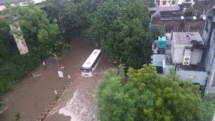 Nagpur Rain Flood, heavy rain in Nagpur, city flooded, ambazari lake overflow, rescue operation started