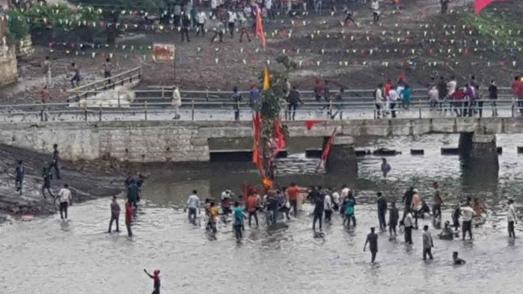 stone throwing fest in gotmar yatra