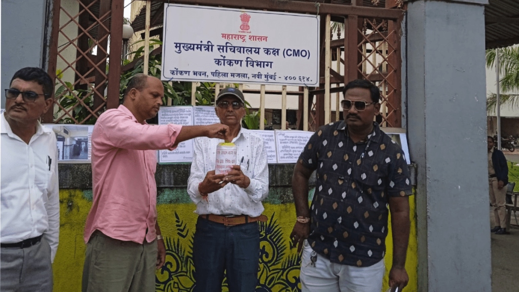 citizen protested today right to information board Navi Mumbai traffic office