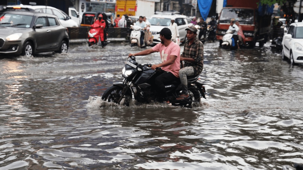 heavy rain cities Thane district Wednesday evening