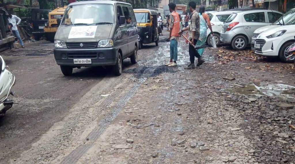 commuters suffer due to bad road condition in dombivli