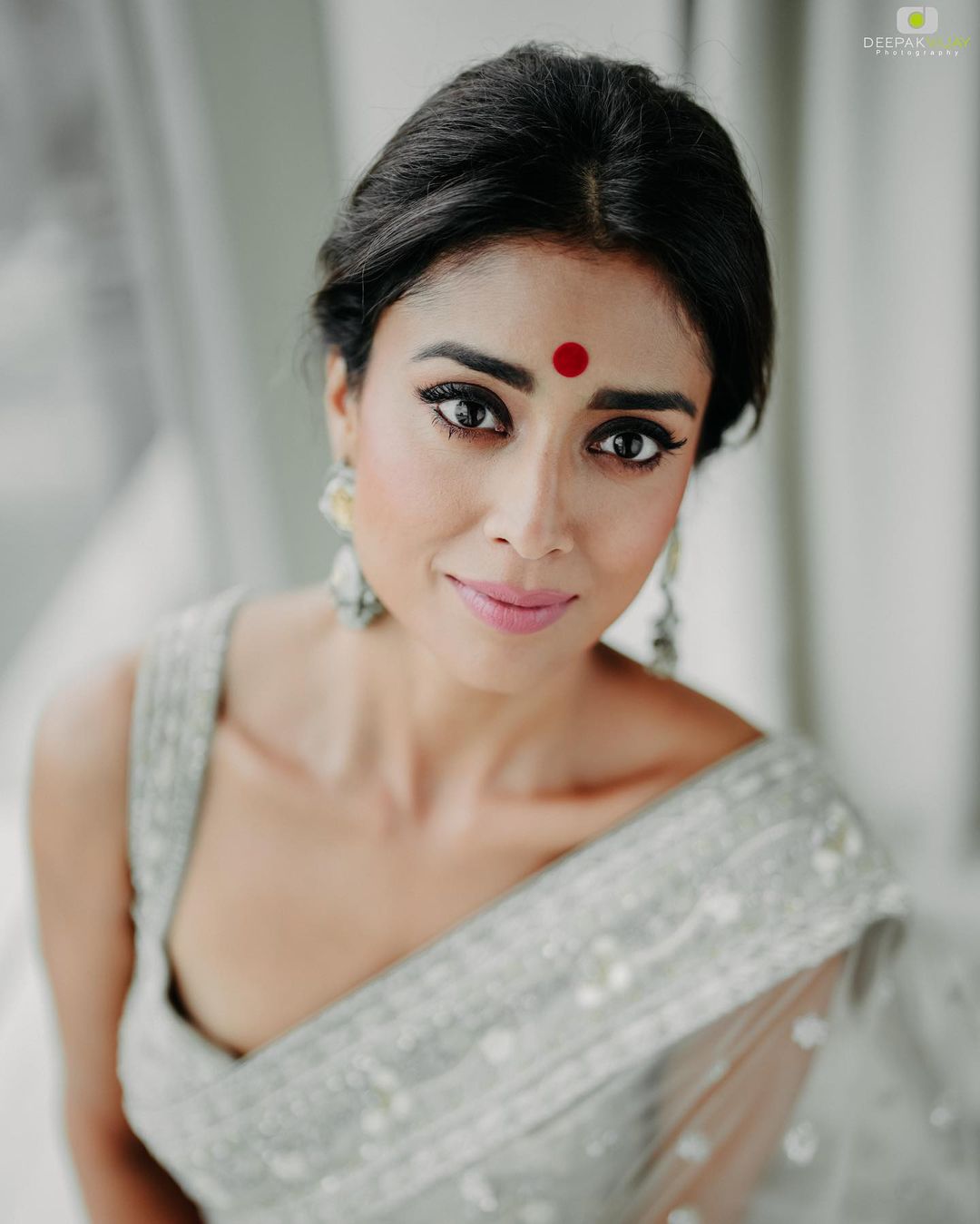 Shriya Saran Instagram – One of my fav @manishmalhotra05 Thank you for this  beautiful saree…. I came back home …. woke up mom and took endless  pictures….. Papa loved me in this