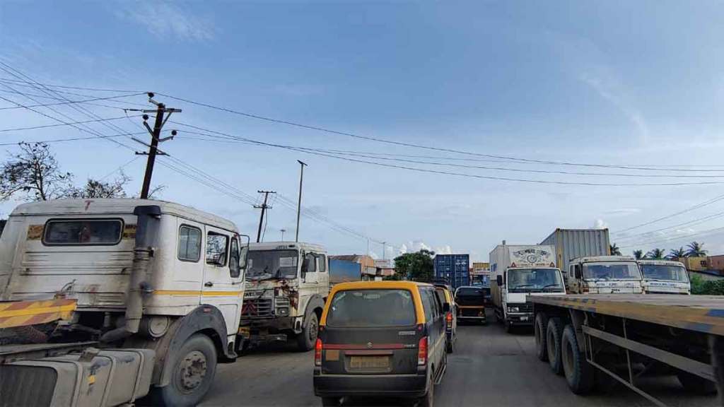 traffic congestion on gavan phata to kharpada road