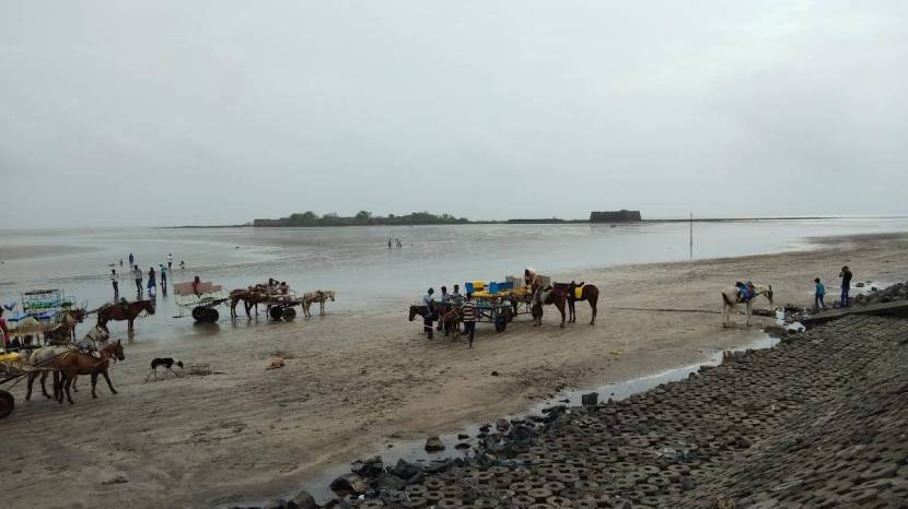 अलिबाग शहराजवळ हाकेच्या अंतरावर असलेला समुद्रातील जलदुर्ग म्हणजे किल्ले कुलाबा. १६८० नंतर किल्ल्याची बांधणी करण्यात आली.