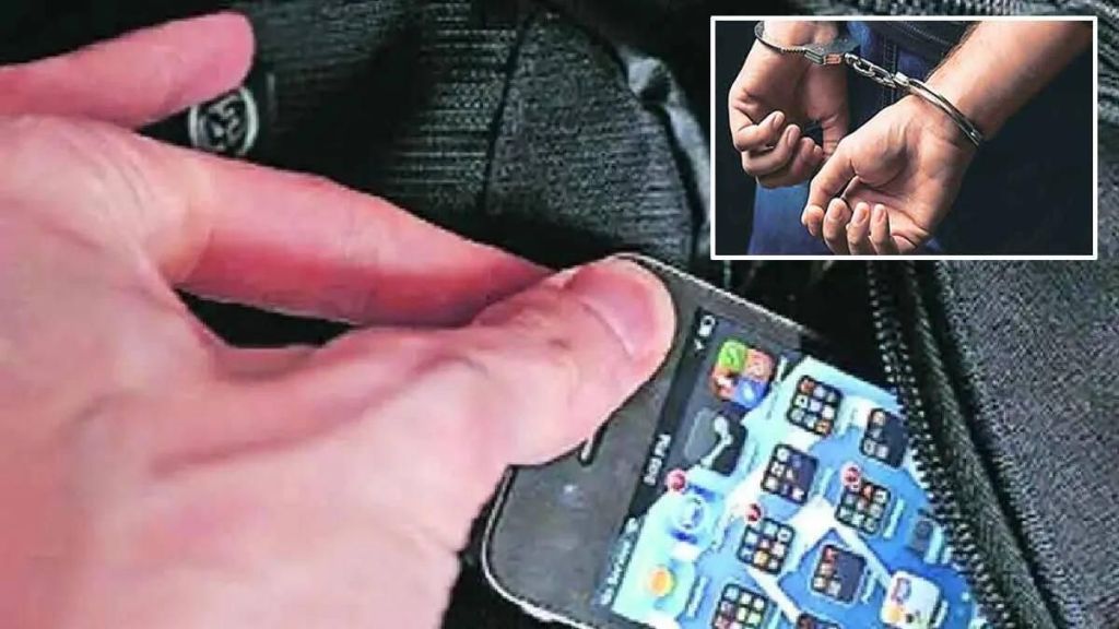 Mobile thief caught in Pune railway station